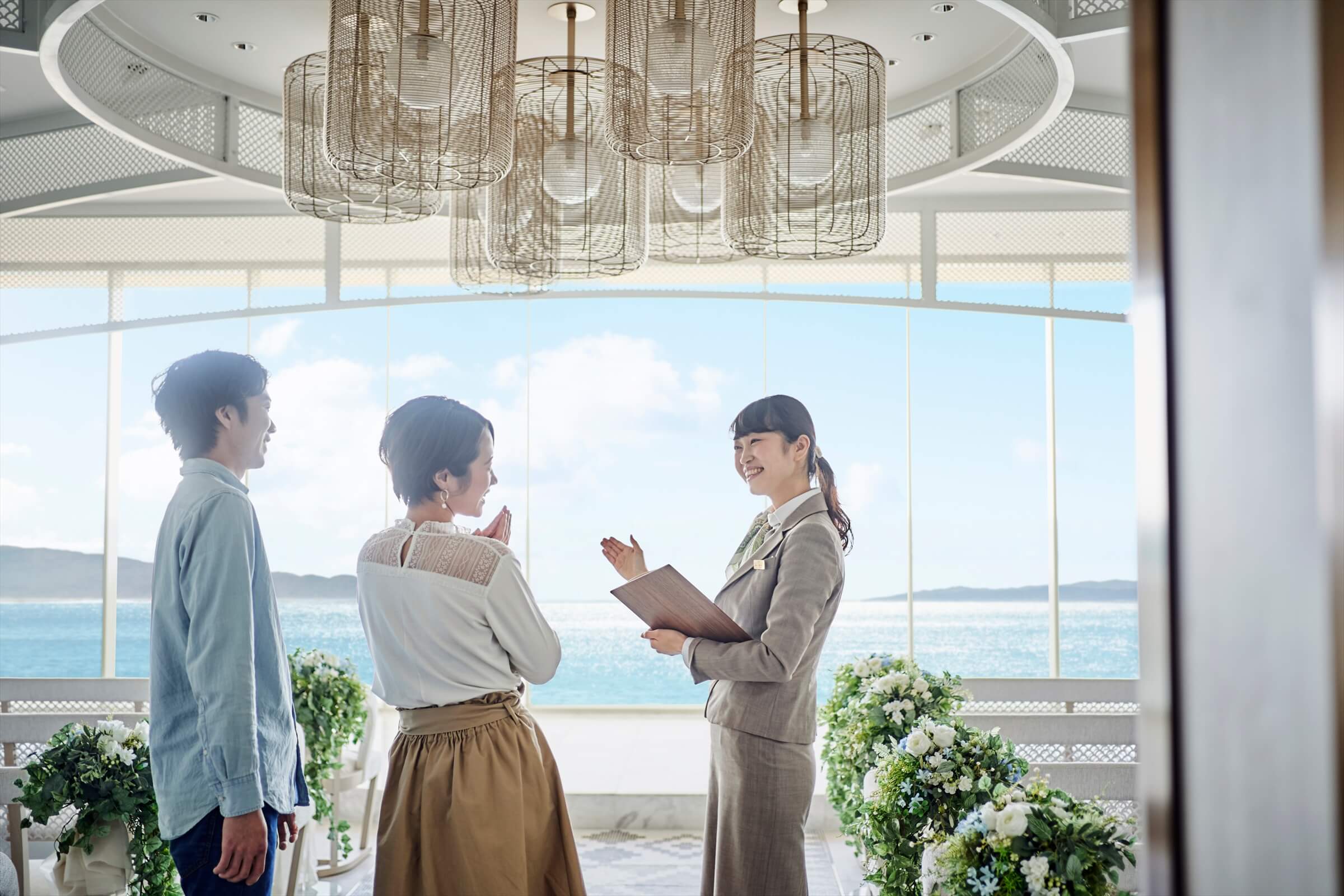結婚報告はどうする？親族・友人・職場への伝え方やタイミングを解説